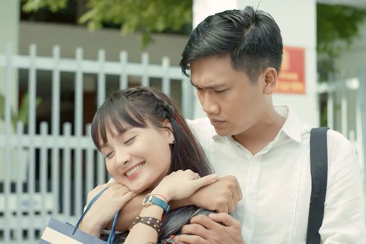 Không đóng vai chính nhưng Xuân Nghị hiện là diễn viên hot nhất phim "Ngày ấy mình đã yêu". Trong phim, Xuân Nghị đảm nhận vai chàng cảnh sát giao thông Đức "Cần trô" đáng yêu