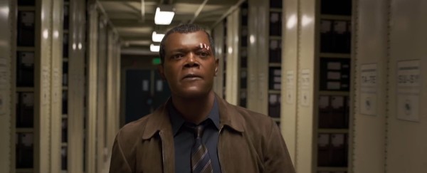 Captain Marvel đánh nhau
