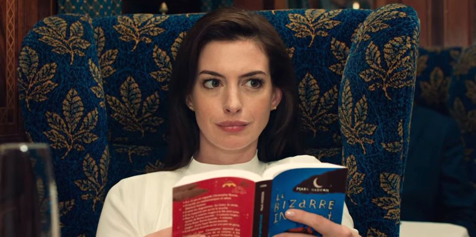 Anne Hathaway nói giọng Anh