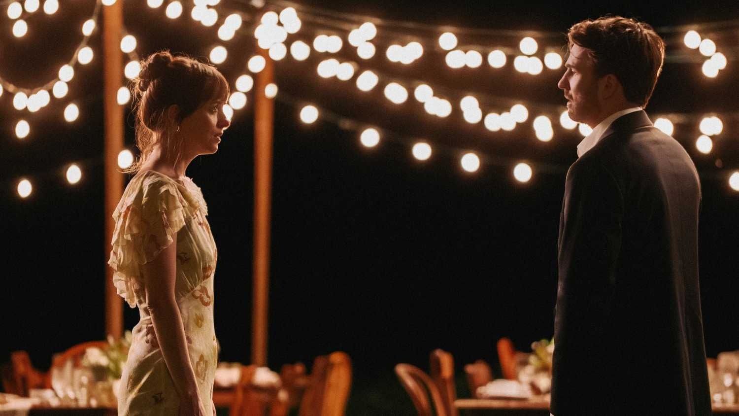 dakota-johnson-and-chris-evans-canh-phim