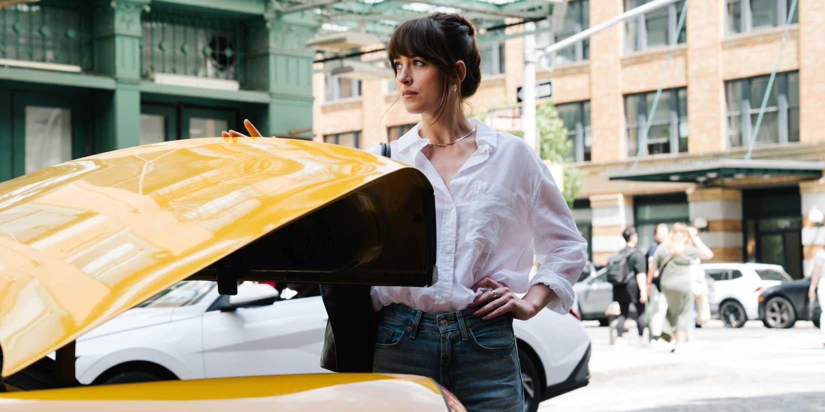 dakota-johnson-opening-the-trunk