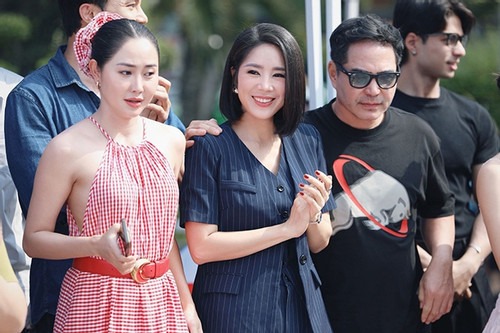 dien-vien-co-dung-hong-thoat-khoi-toi
