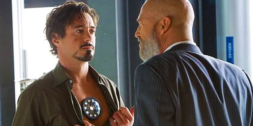 tony-stark-showing-arc-reactor-canh-phim