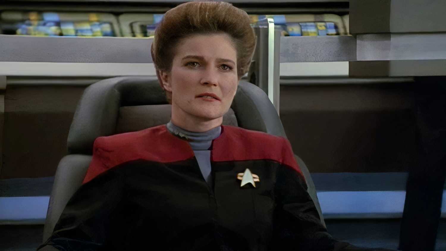 captain-janeway-in-the-center-se