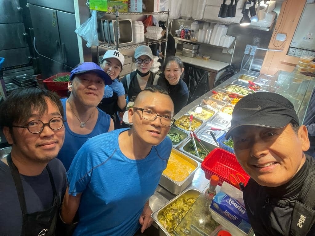 chau-nhuna-phat-mua-com