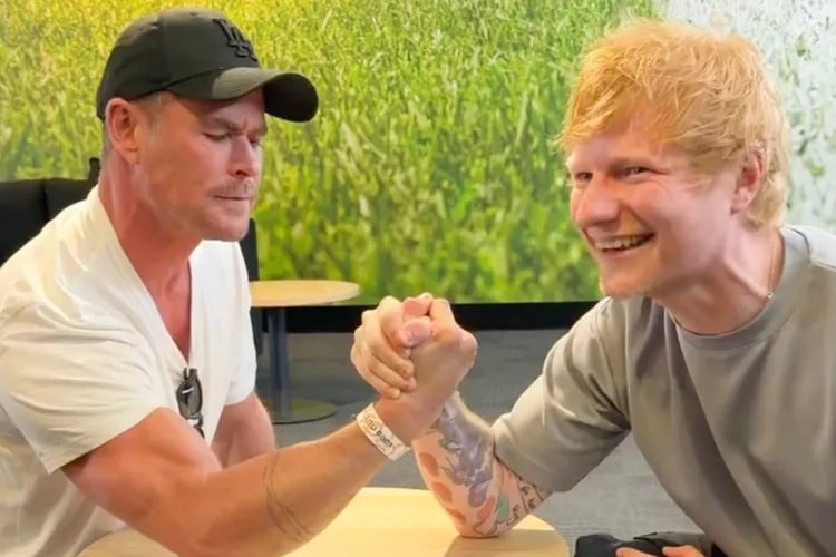 Ed-Sheeran-and-Chris-Hemsworth-vat-tay