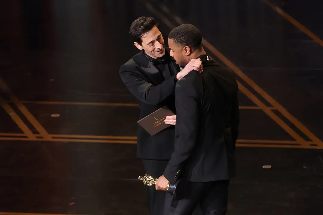 Adrien-Brody-trao-giai-oscar