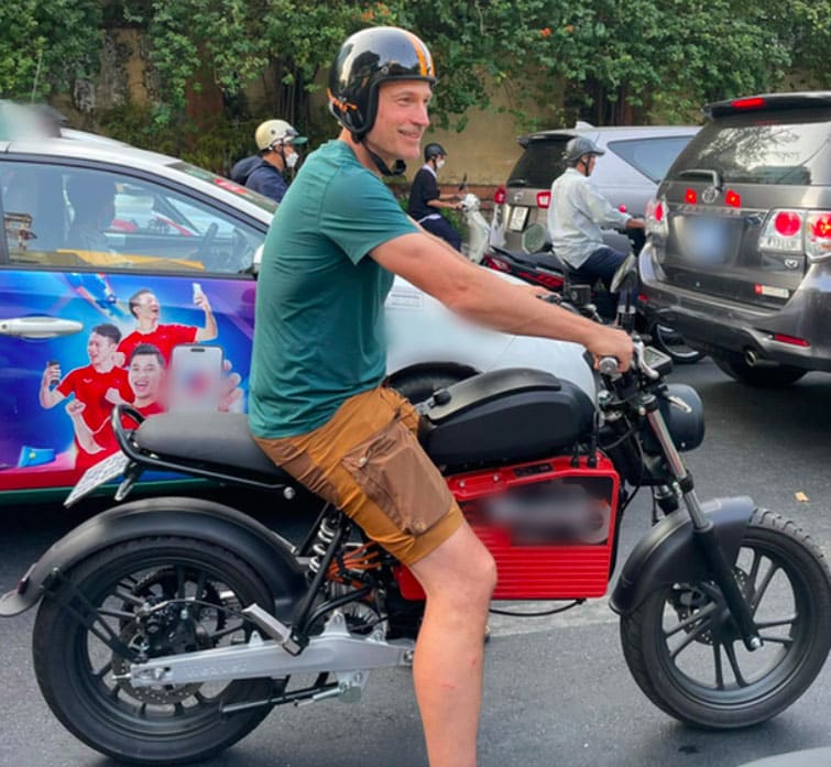 Nikolaj-Coster-Waldau-lai-xe-dat-bike